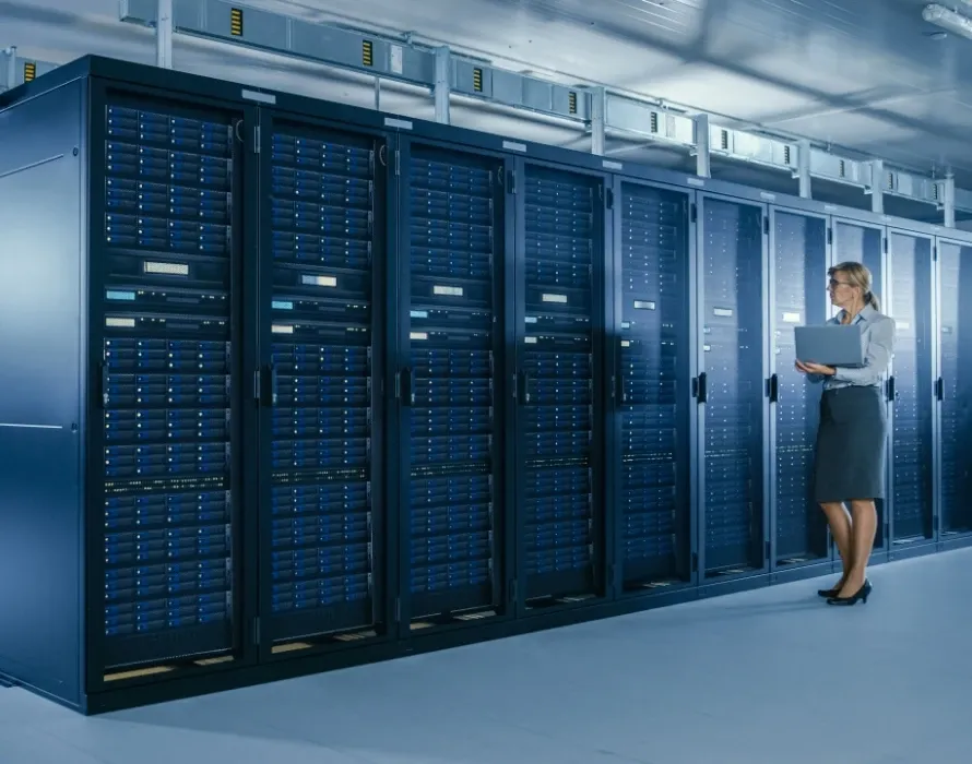 Pracownik w serwerowni - kobieta