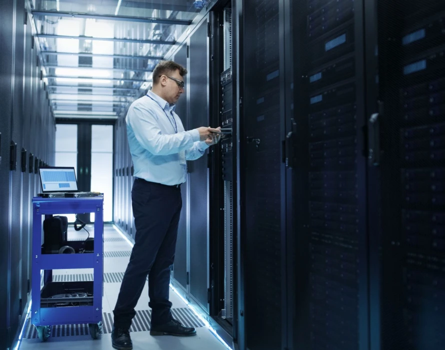 Mężczyzna przeprowadza prace archiwizacyjne w data center